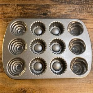 Nordic Ware 3-D cupcake and topper mold! (NWOT)